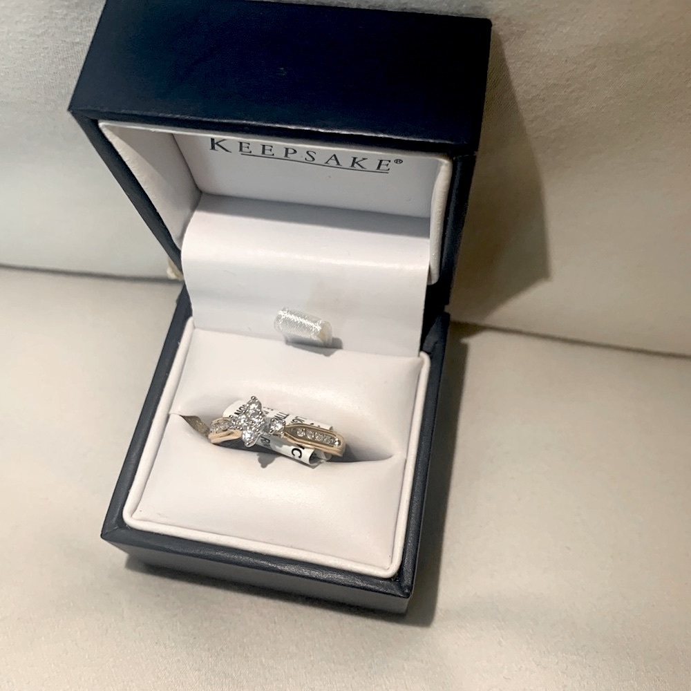Beautiful Diamond and yellow gold ring